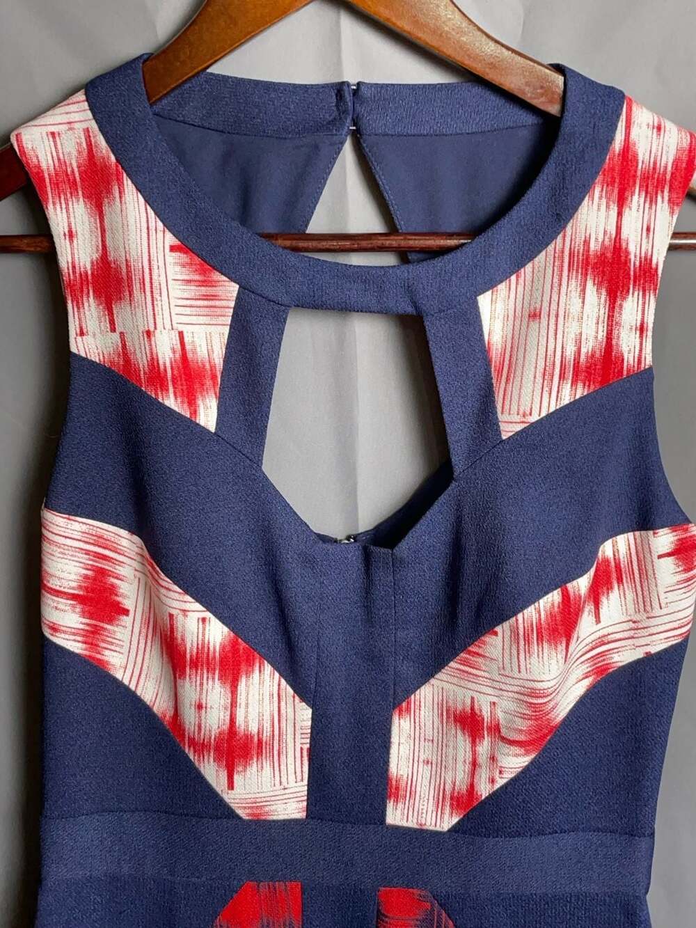 BCBGMaxAzria Sleeveless Cutout Patterned Bodycon Dress size 2 - Picture 3 of 6